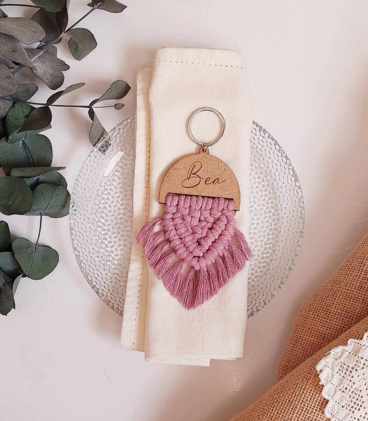 Elegante modelo en llavero